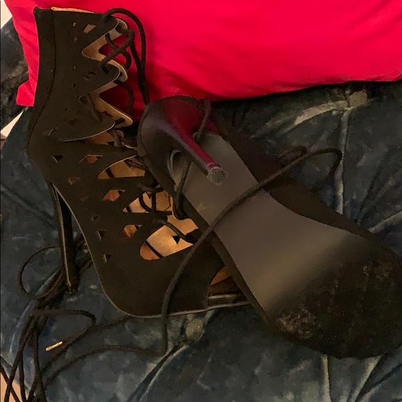 Cut out lace up ankle boots! - Picture 2 of 3